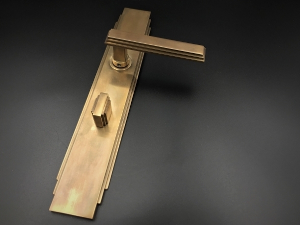 Дверные ручки на планке с защелкой