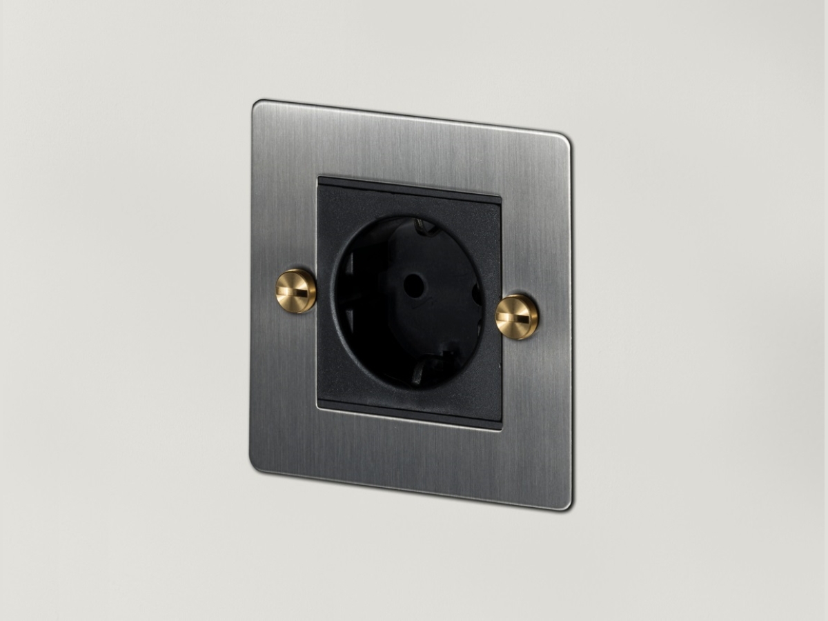 Розетка Buster & Punch одинарная 1G_Euro UK-MG-CO-1G-ST-BR каленая сталь