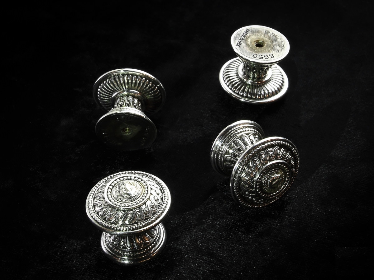 Мебельная ручка-кнопка Edgar Berebi 8650 серебро