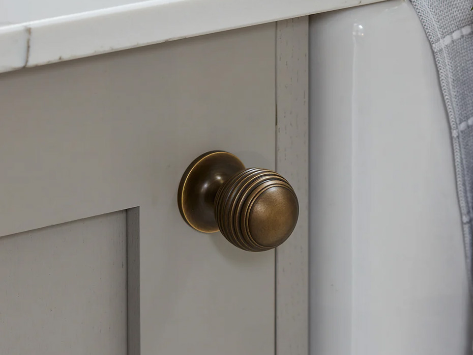 Мебельная ручка-кноб Armac Martin Merrick 25 мм матовая бронза