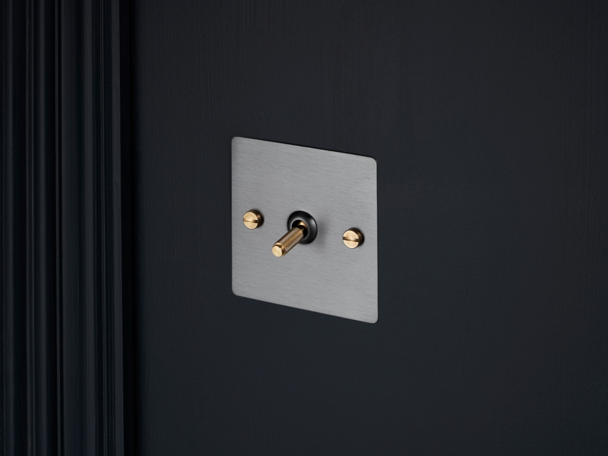 Выключатель тумблерный Buster & Punch одинарный UK-TO-CO-1G-ST-BR матовый хром