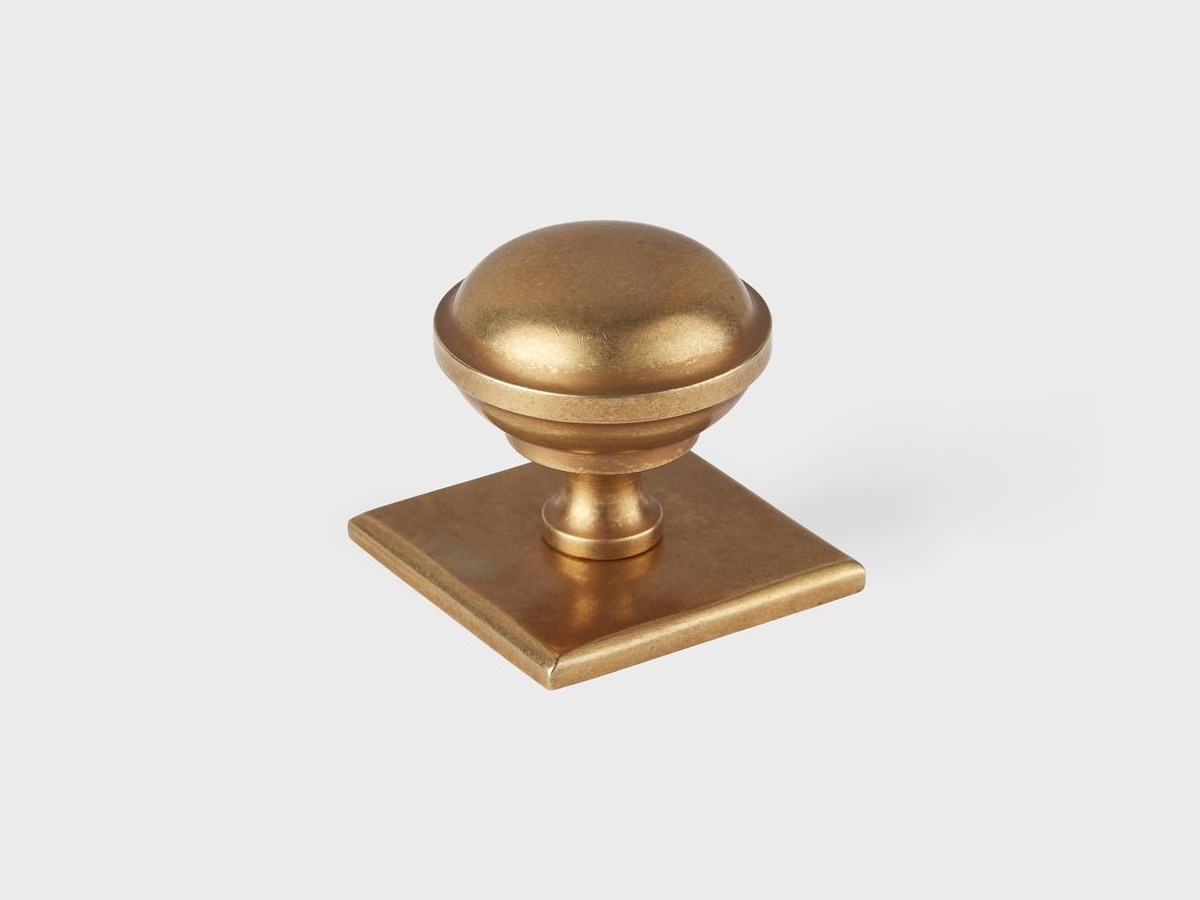 Мебельная ручка-кноб на планке Armac Martin Queslett (square) античная латунь