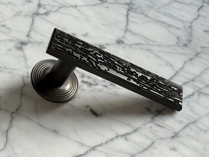 Дверная ручка на розетке Oliver Knights Serlo LH чёрная бронза