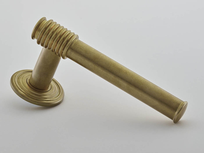 Дверная ручка на розетке Croft Putney 122 216 античная латунь