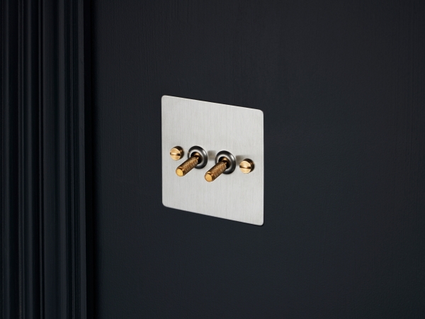 Выключатель тумблерный Buster & Punch двойной UK-TO-CO-2G-ST-BR матовый хром