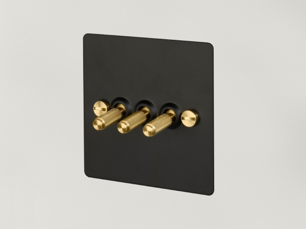 Выключатель тумблерный Buster & Punch тройной UK -TO-CO-3G-BL-BR чернёная латунь