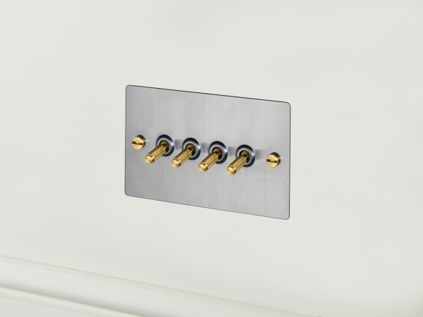 Выключатель тумблерный Buster & Punch четырехклавишный UK-TO-CO-4G-ST-BR матовый хром