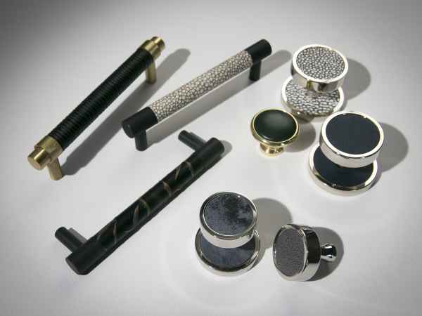 Ручки-кнопки и ручки-скобы для мебели Colonial Bronze с кожей