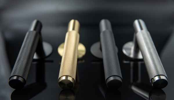 Дверные ручки на круглых розетках Buster-and-Punch